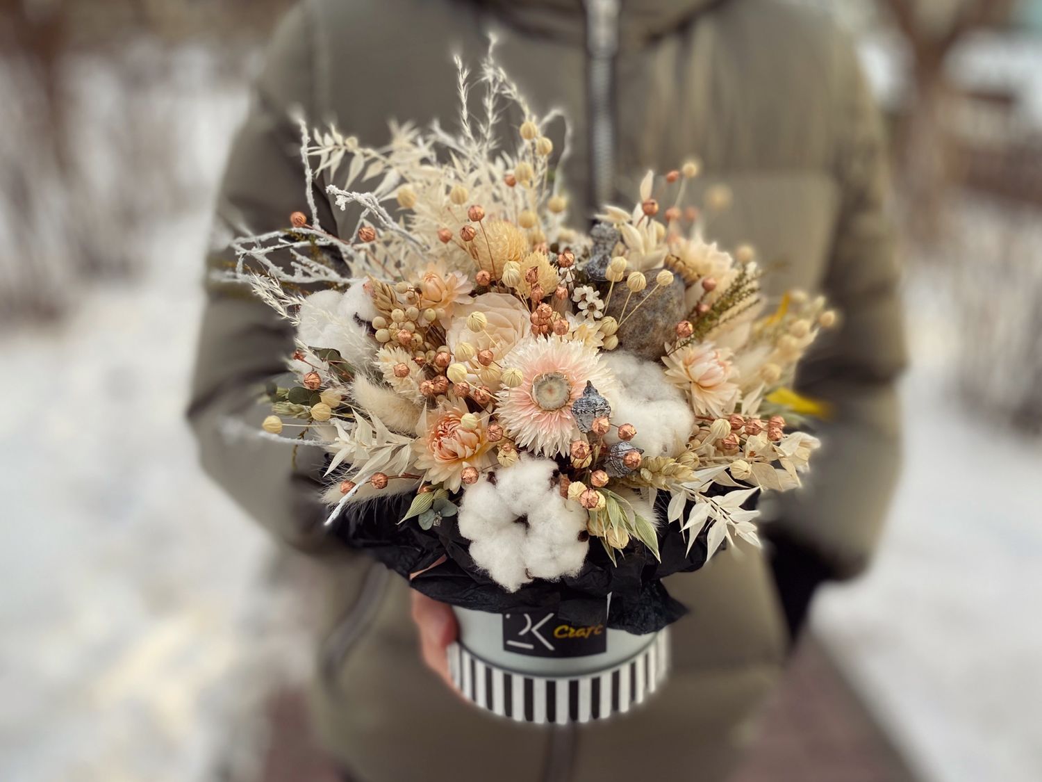 красивый букет в руках мужчины