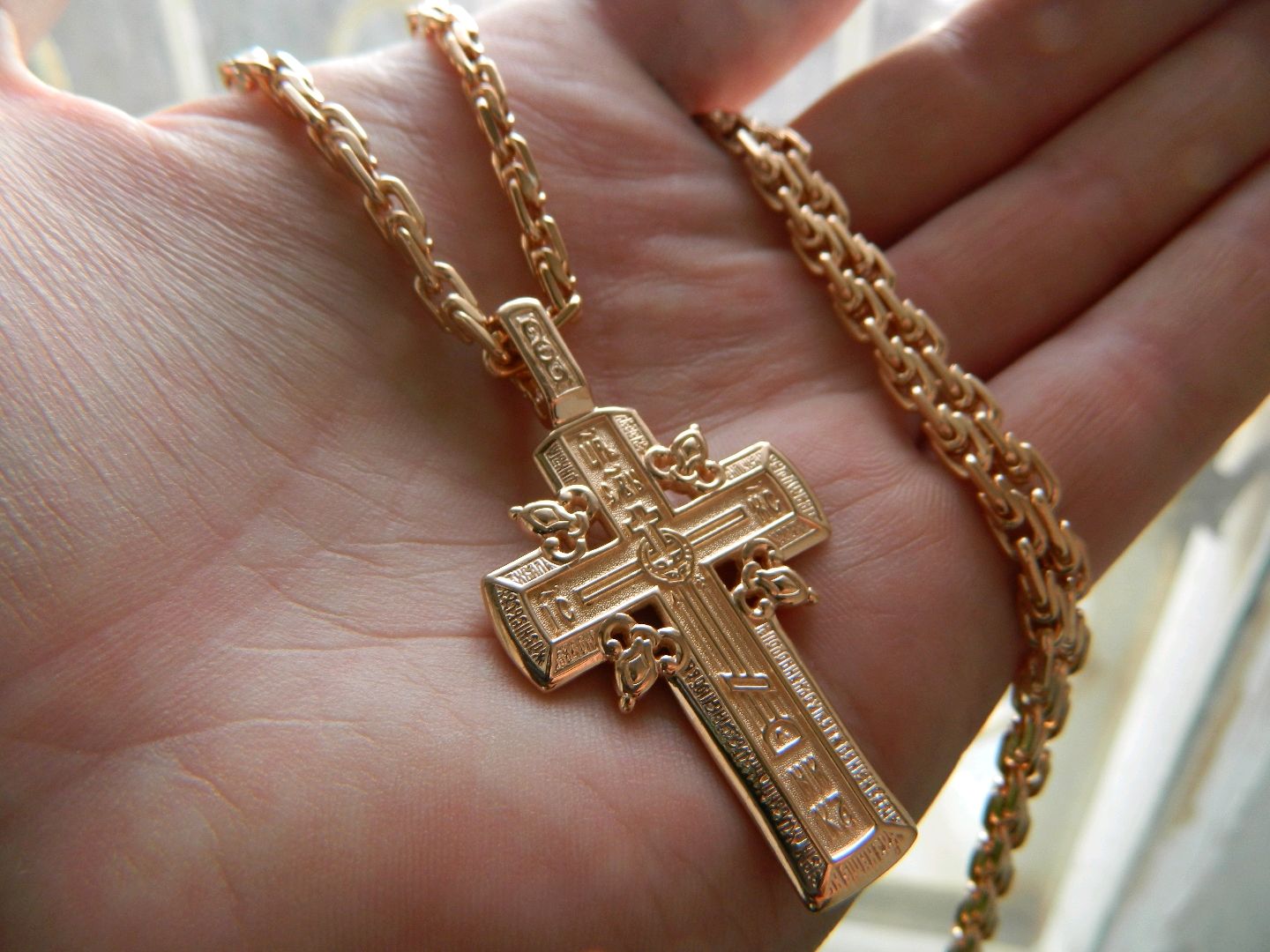 крестик на ладони