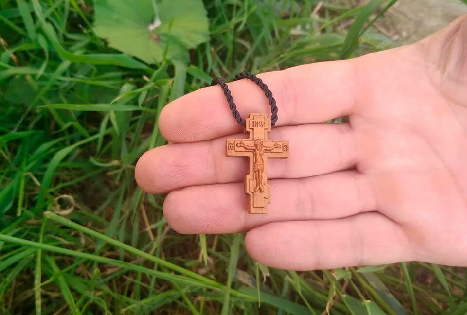 крестик на ладони