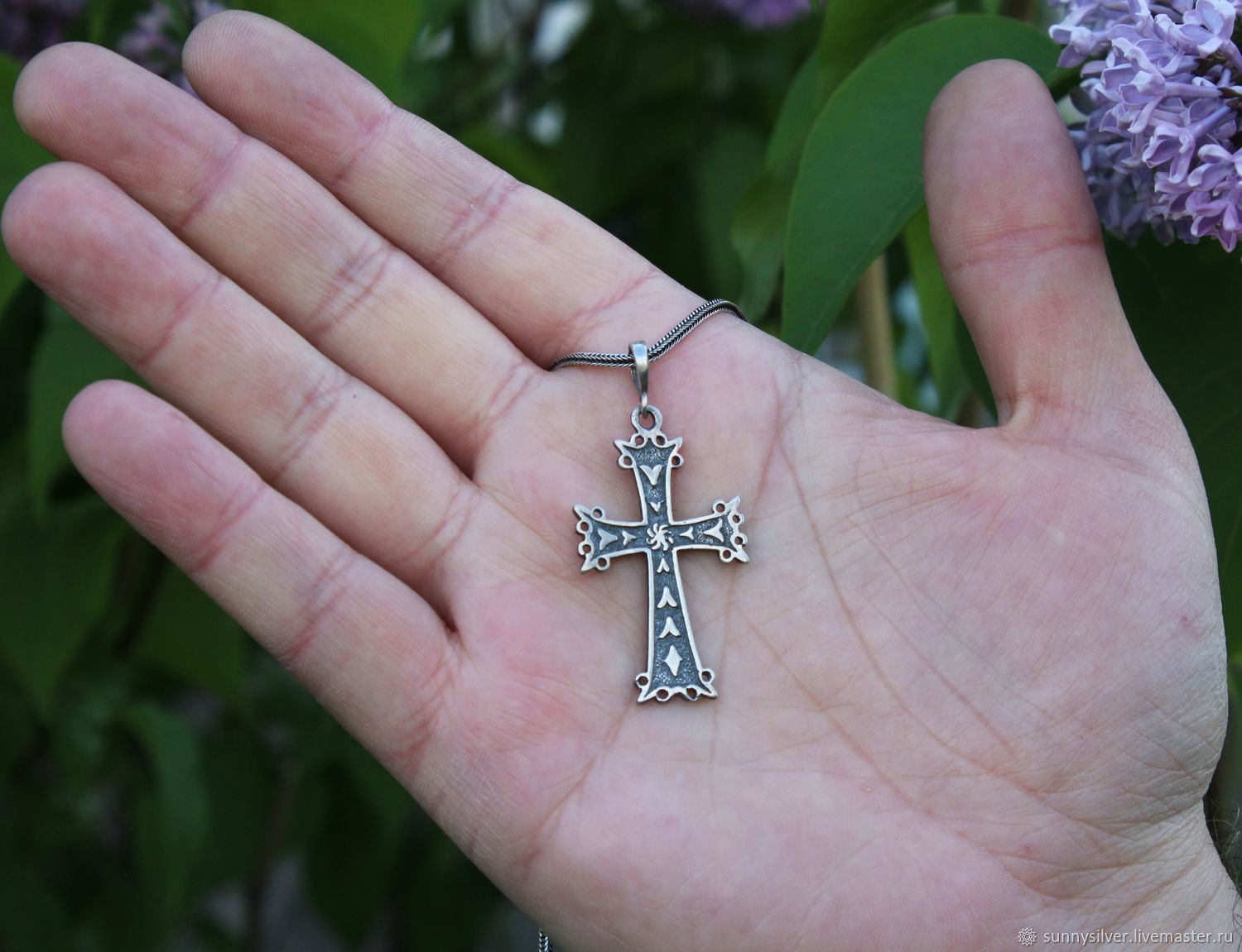 крестик на руке