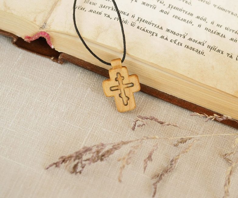крестик рядом с библией
