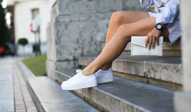 Кроссовки с платьем