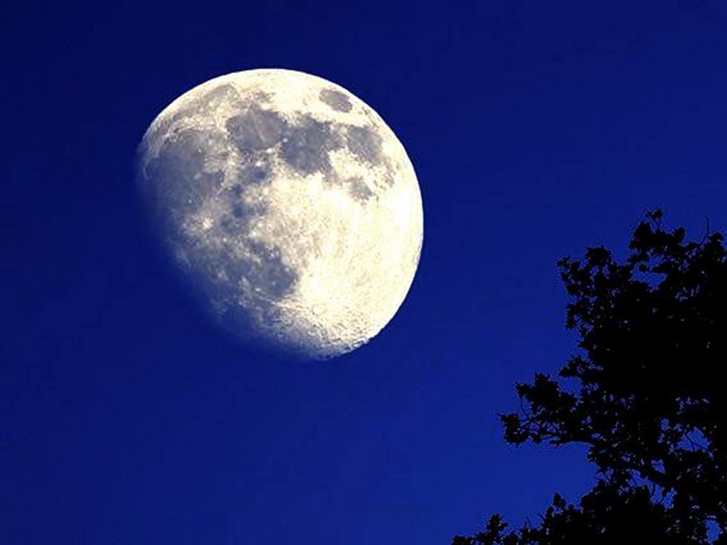 луна на чистом небе