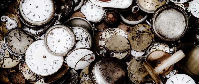 много старых часов