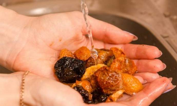 Моем сухофрукты под струей воды