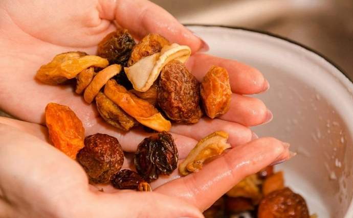 Моем сухофрукты