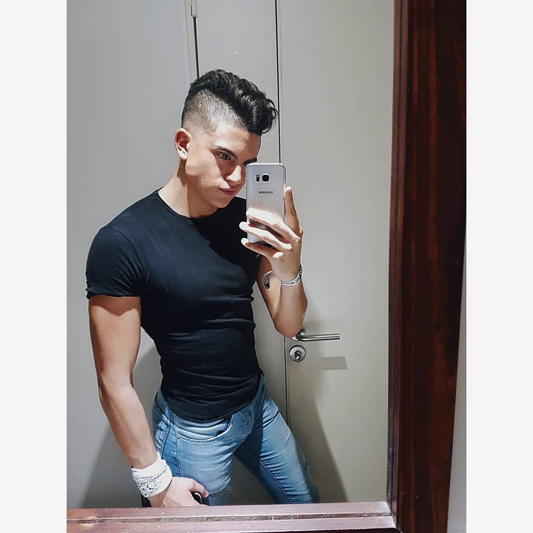 молодой человек напротив зеркала