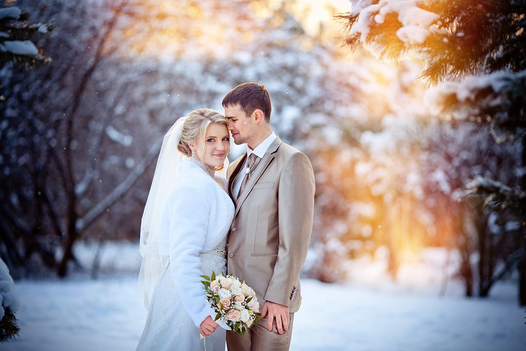 молодожены в зимнем лесу