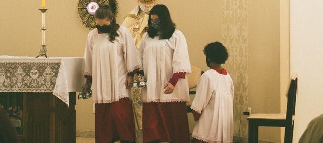 монахини на службе