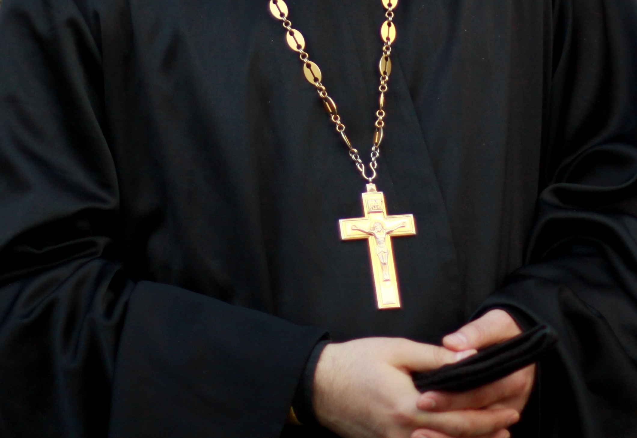 нательный крестик у батюшки