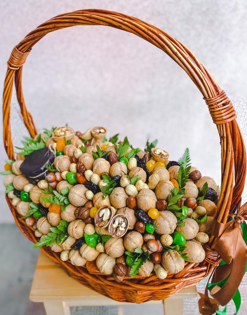орехи лежат в корзине