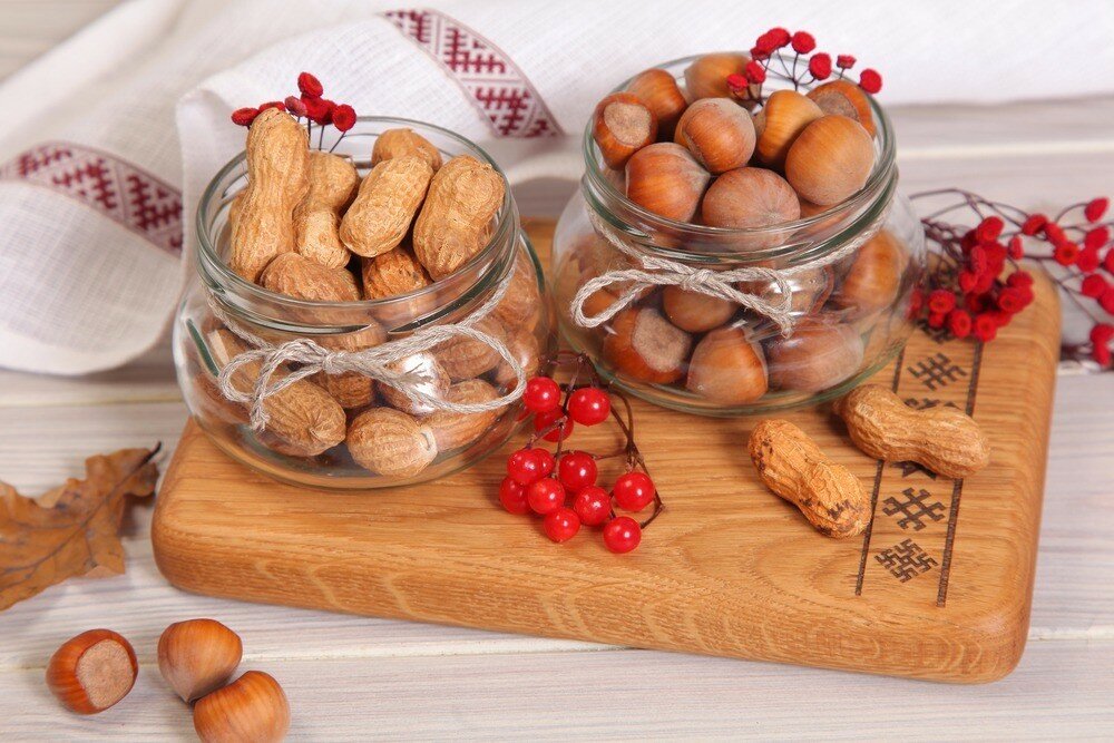 орехи на кухонной доске