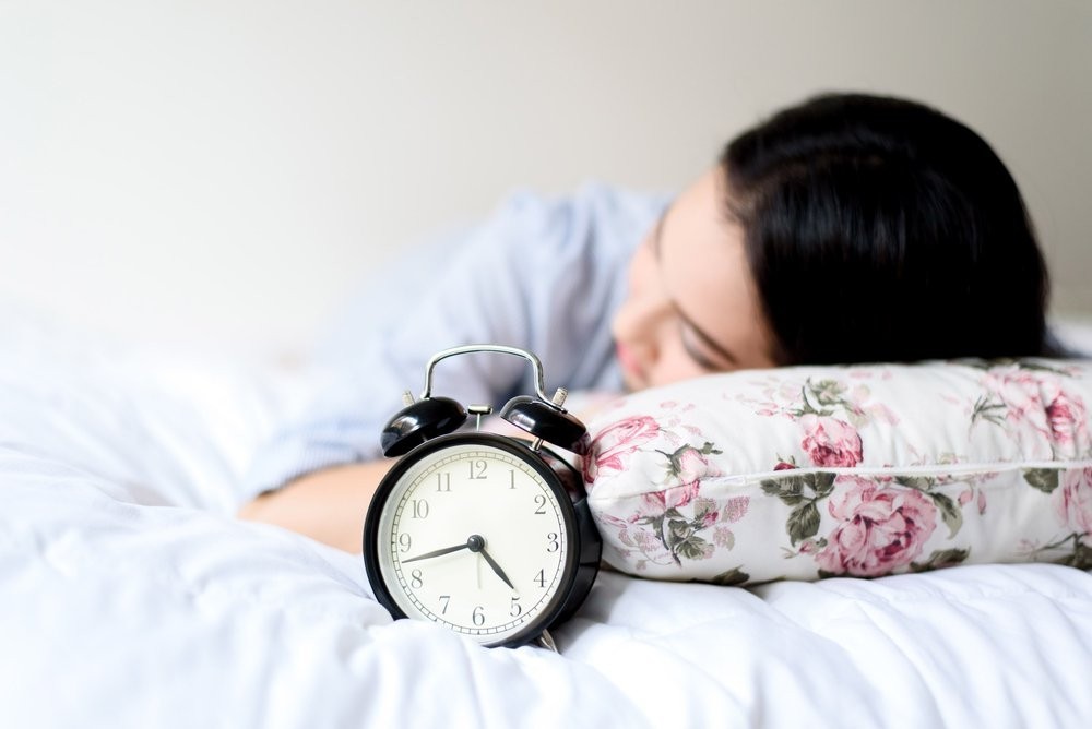 Девушка спит днем