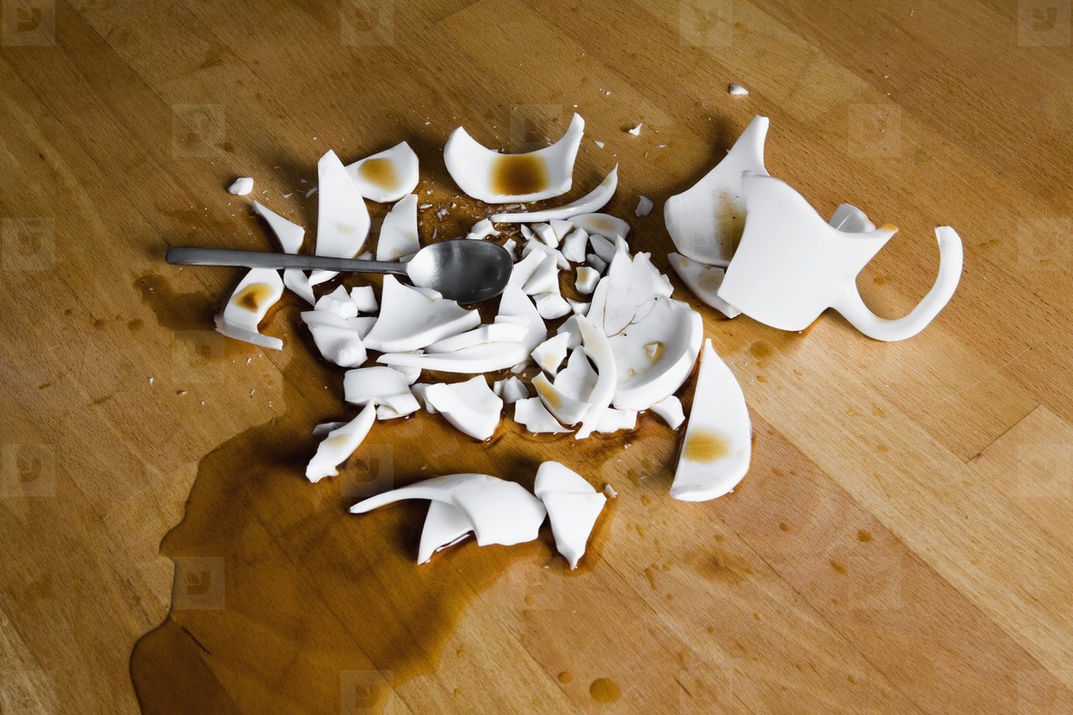 осколки от разбитой чашки с чаем