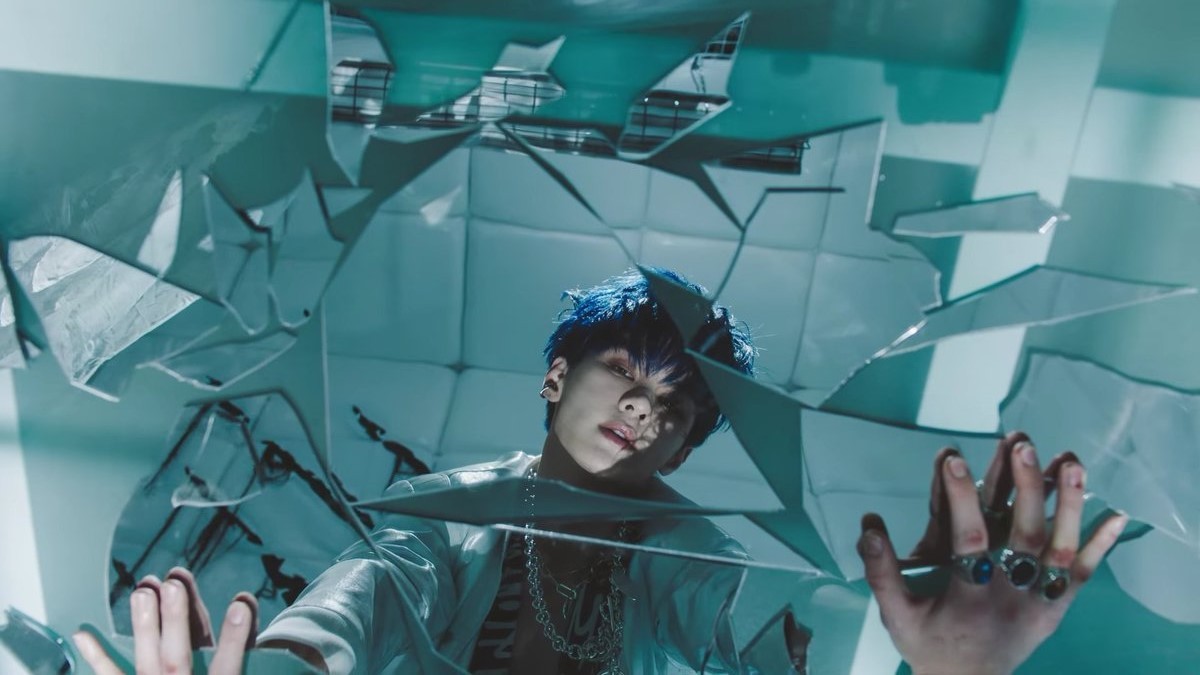 осколки зеркала с отражением