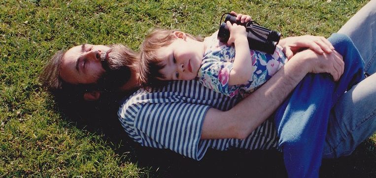 отец обнимает дочь