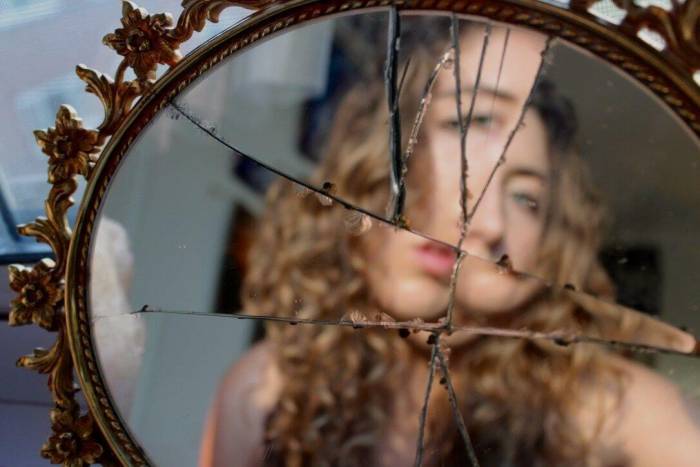 отражение девушки в зеркале