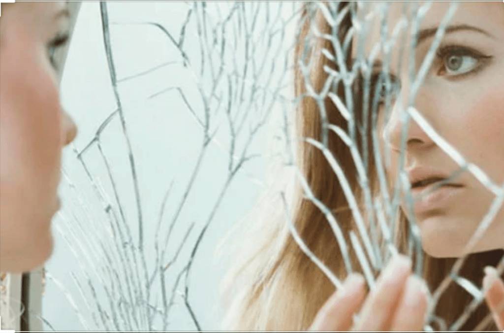 отражение в разбитом зеркале