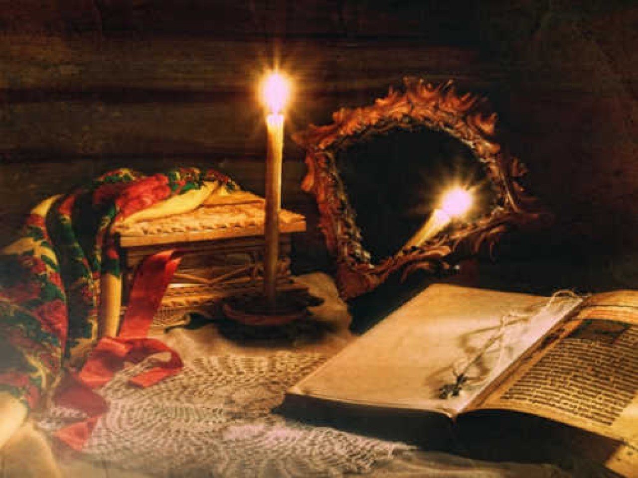 платок рядом со свечей