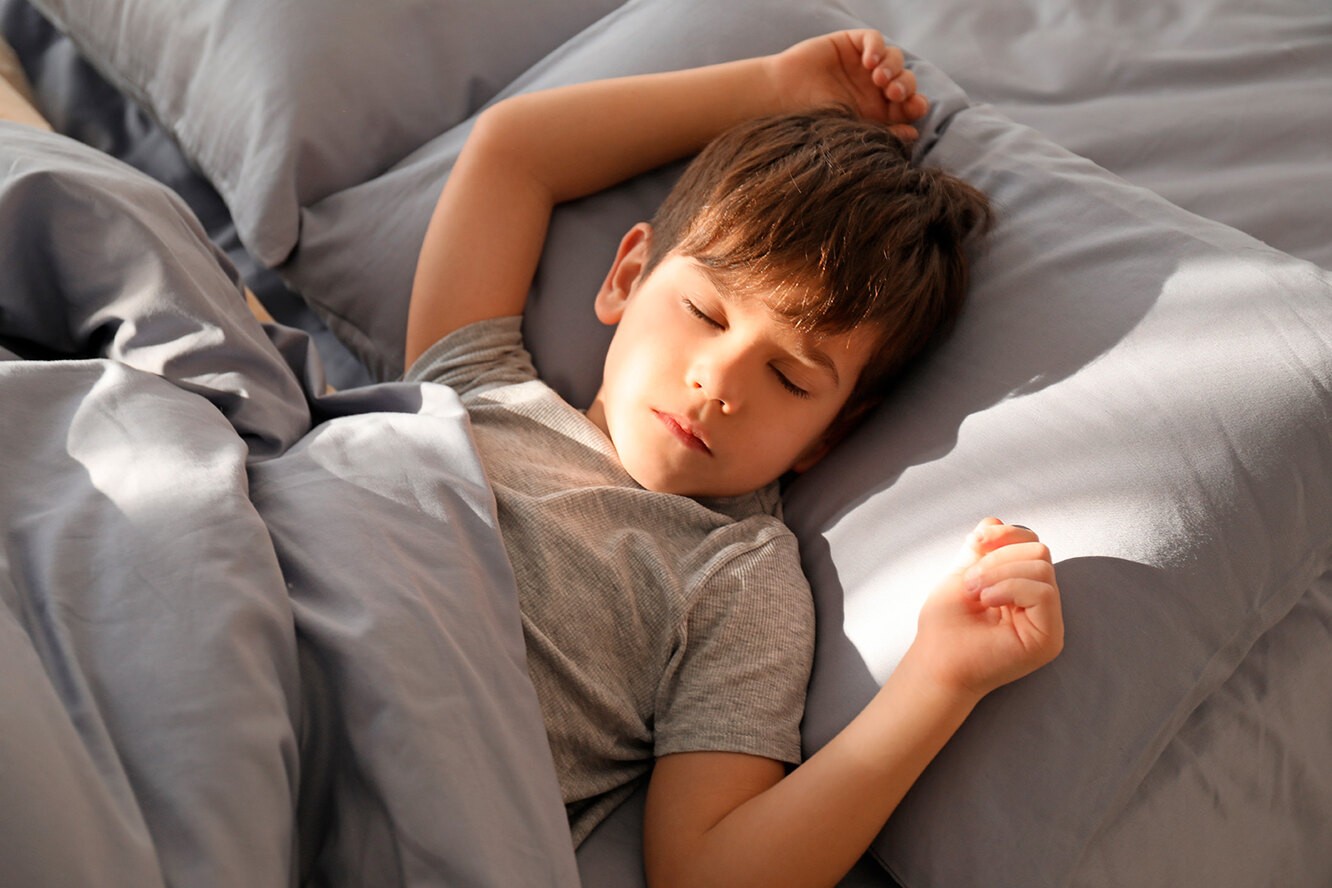подросток спит