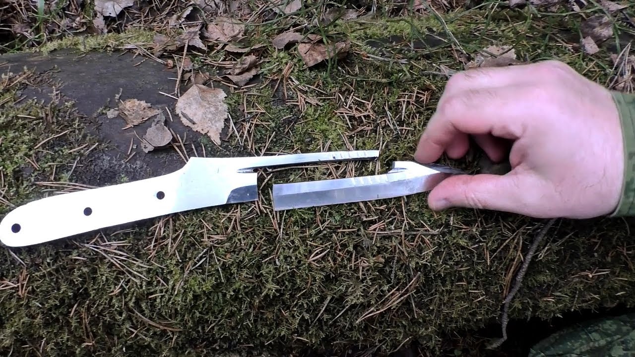 поломанный нож в руках