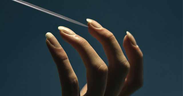 поранила средний палец