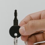 Темный ключ в руке