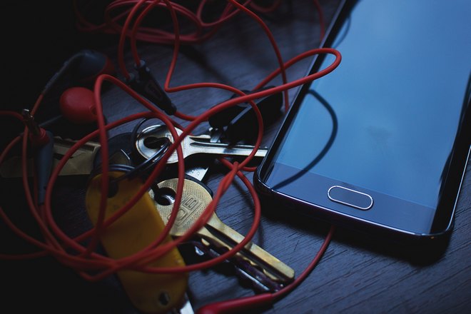 Ключи возле телефона