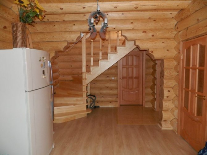 Потолок лучше оставить в первозданном виде - в таком случае его можно отделать при помощи древесных реек, вагонки, фанерных листов или деревянных досок