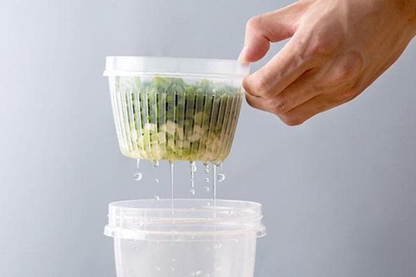 Промывание нарезанного зеленого лука