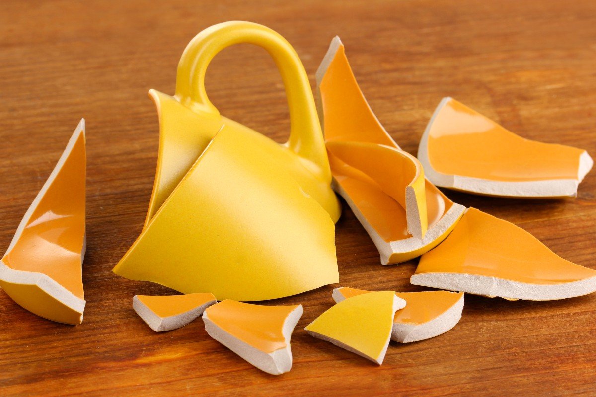 разбилась желтая чашка