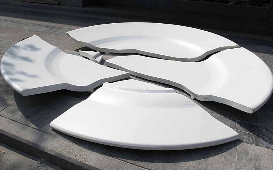 разбитая белая тарелка