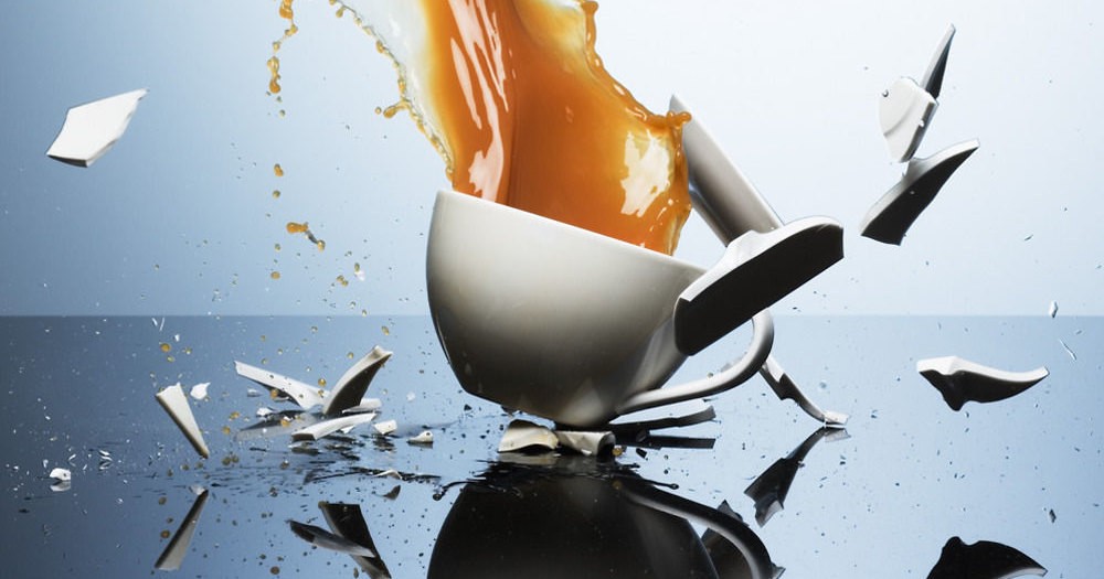 разбитая чашка с чаем