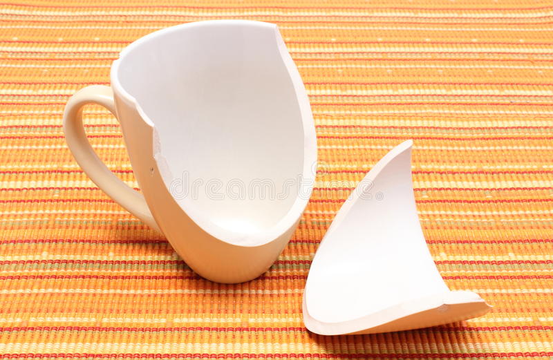 разбитая чашка стоит