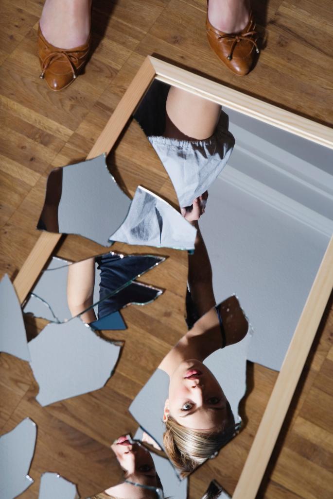 разбитое зеркало лежит на полу