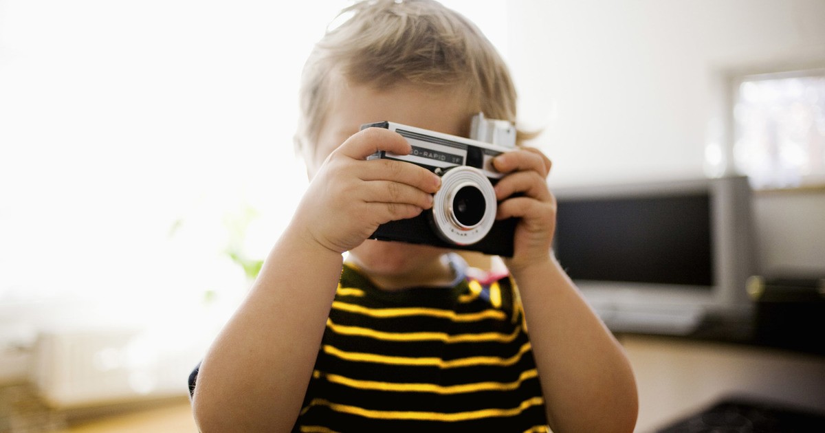 ребенок фотографирует