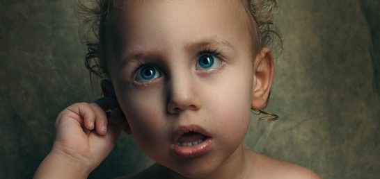 ребенок с голубыми глазами