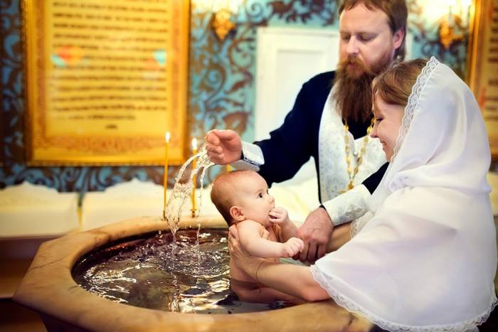 ребенок в купели