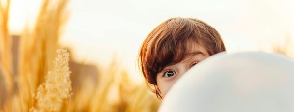 ребенок за шариками