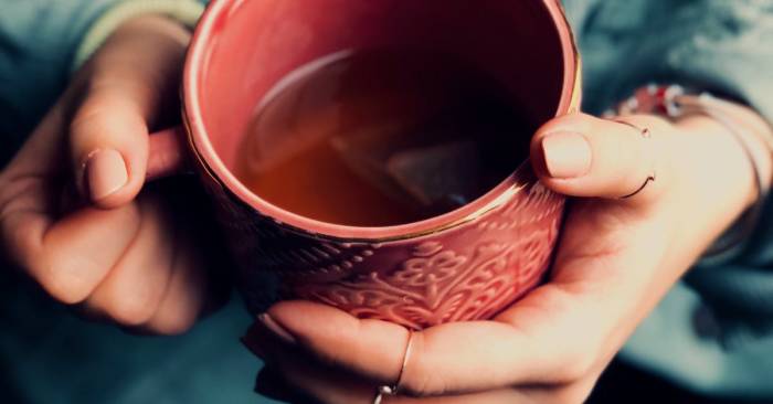 розовая чашка в руках