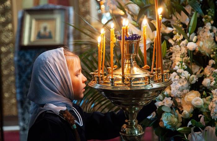 Девочка в церкви