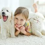 Девочка играет со щенками