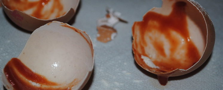 символически разбитые яйца