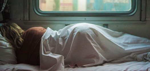 спит в плацкарте и видит сны