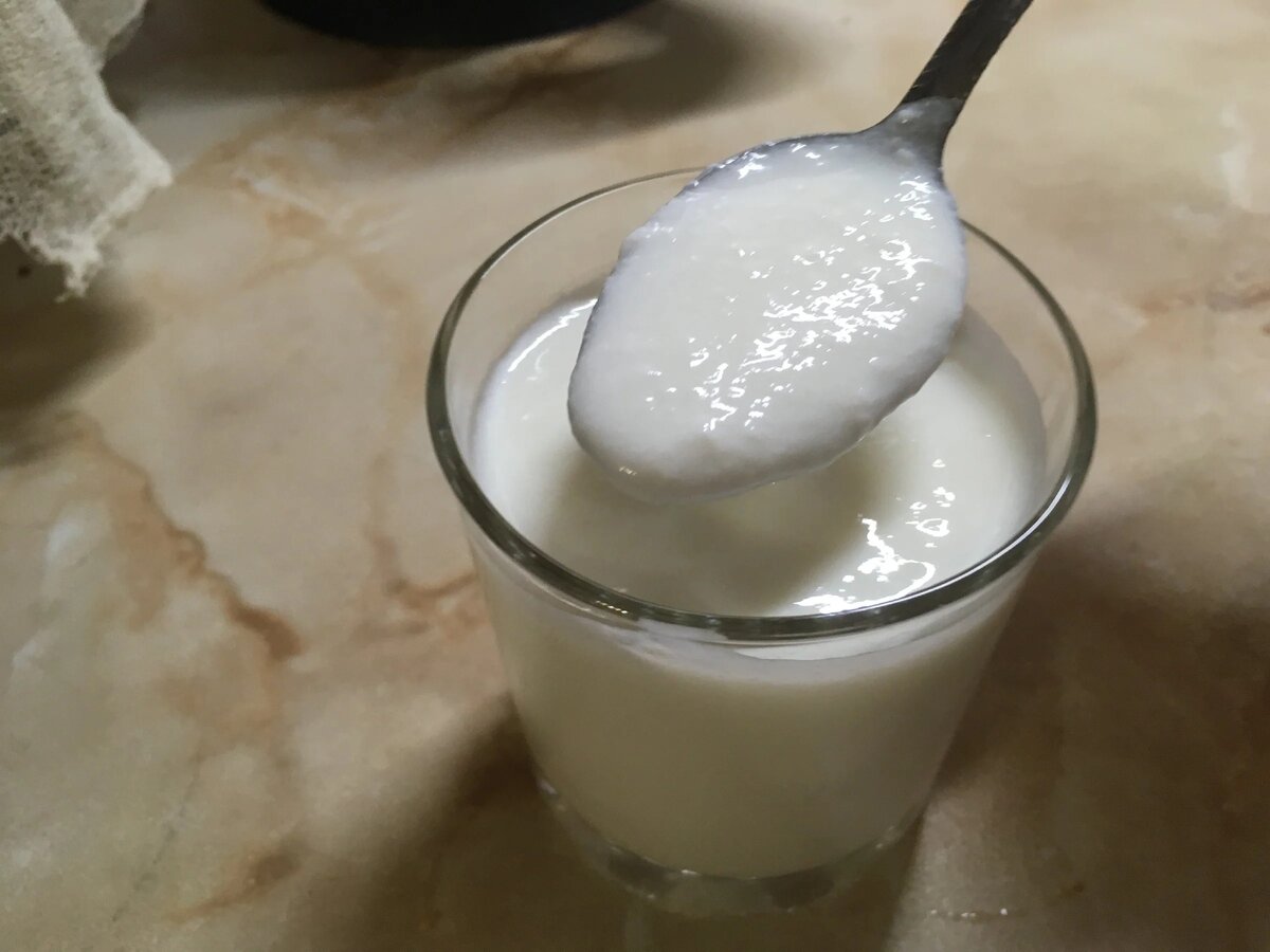 стакан с простоквашей