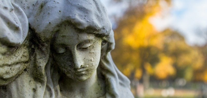 статуя женщины на фоне церкви