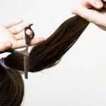 стригут волосы себе 1