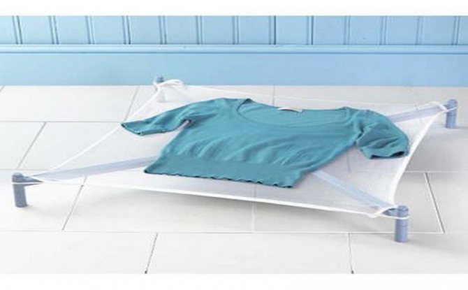 Сушится постиранная кофта.