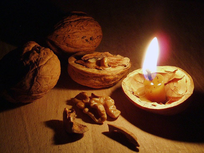 свеча в грецком орехе