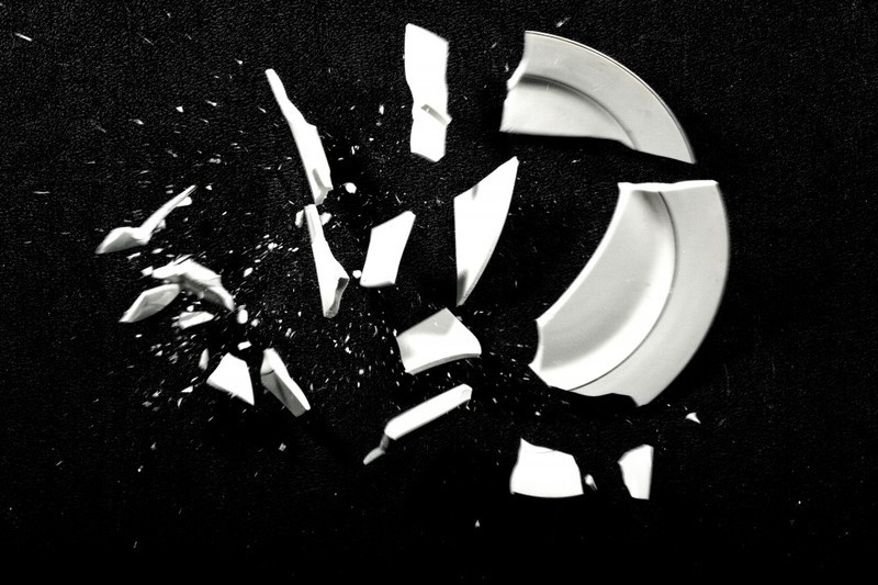 тарелка разбилось на черном фоне